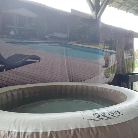 D Hotes Au Bonheur Du Gave Piscine Et Jacuzzi Bed & Breakfast Lahontan